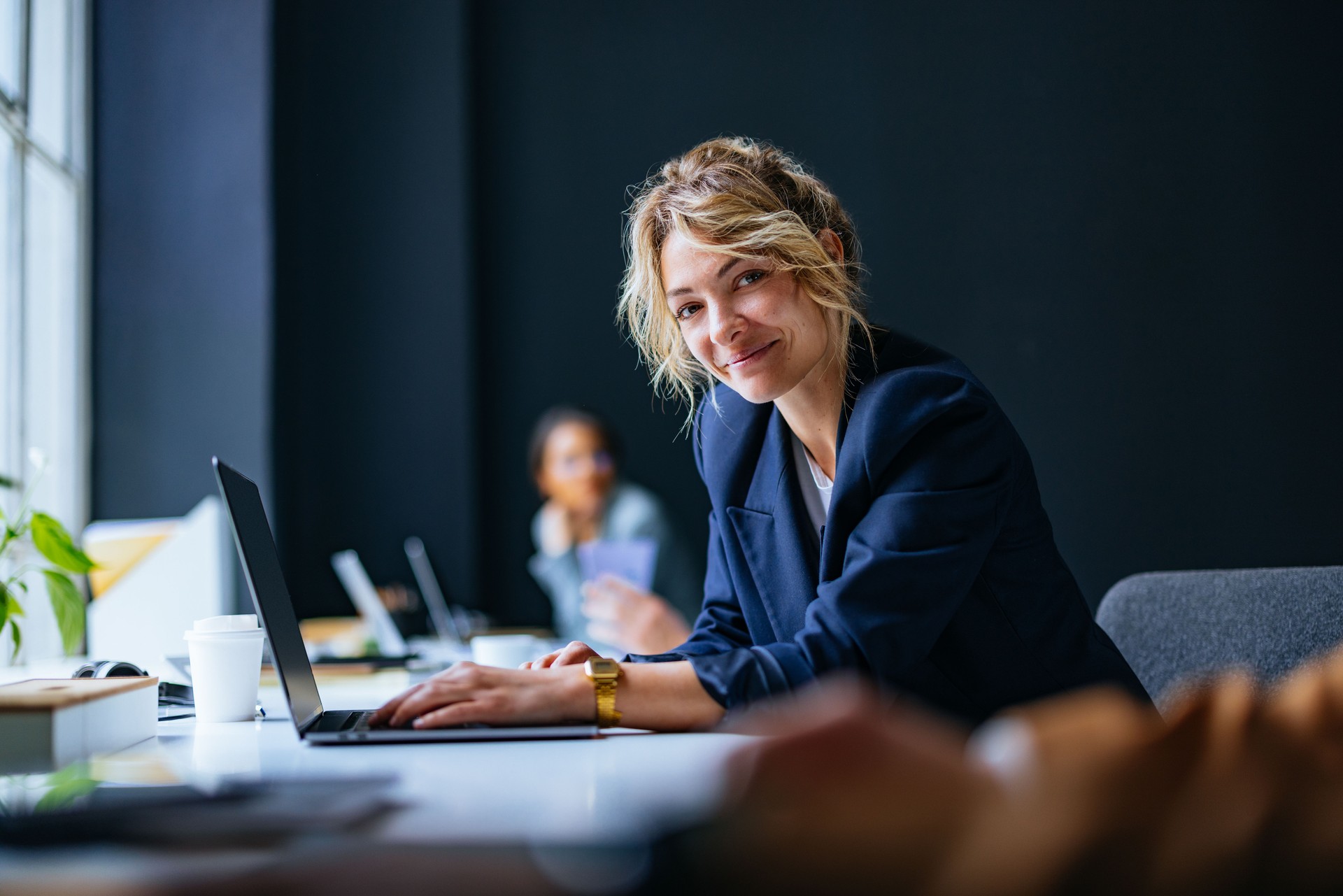 Portrait d’une femme d’affaires heureuse assise dans le bureau